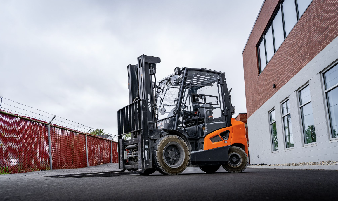 Sit-Down vs. Stand-Up Forklifts – ProEnclosures